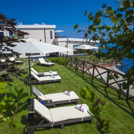 Paradise Bed & Breakfast 4*