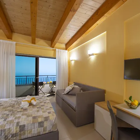 Paradise 4*