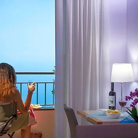 Paradise 4*