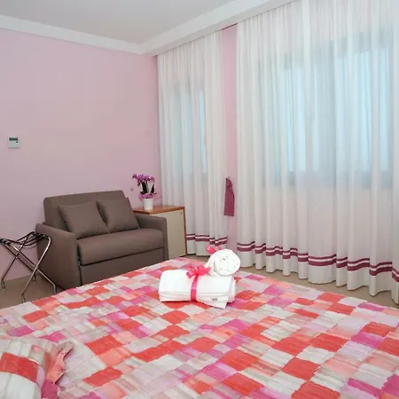 Paradise 4*